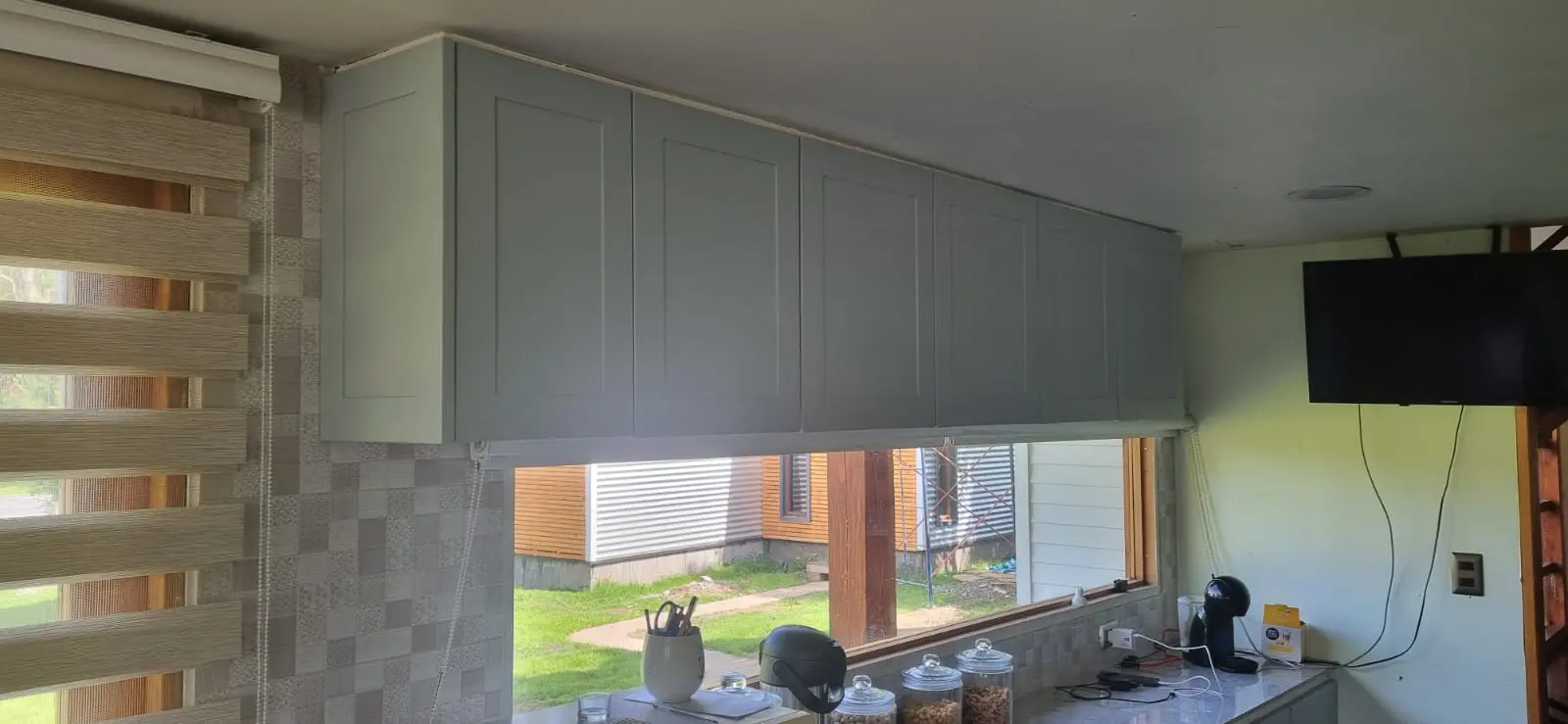 Cocina a medida en verde pastel instalada en Futrono