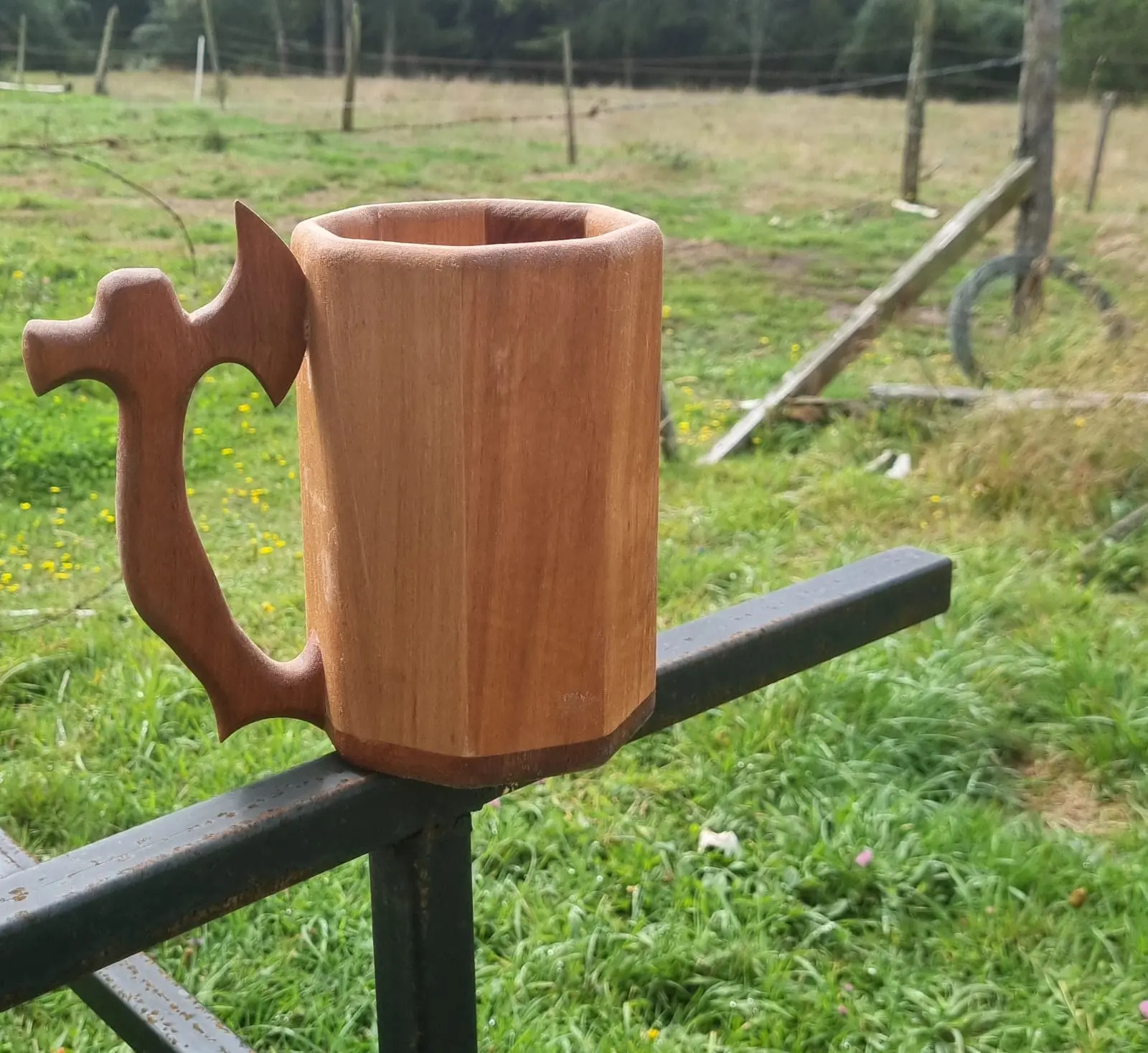 Juego de vasos torneados en madera con grabado decorativo