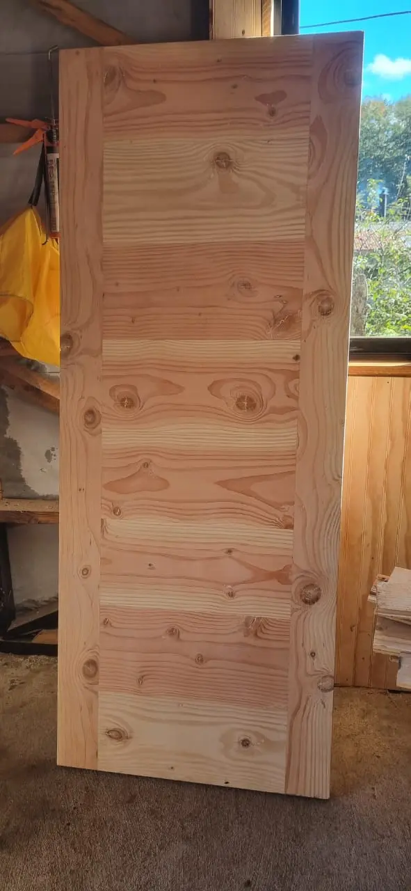 Puerta de madera artesanal fabricada a medida, proceso de taller e instalación