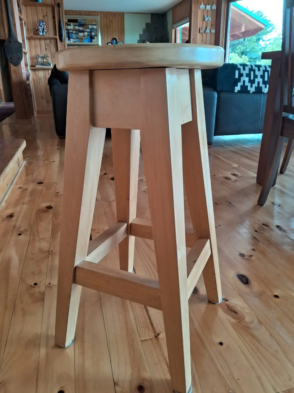 Taburete artesanal en madera nativa de altura estándar, estructura sólida