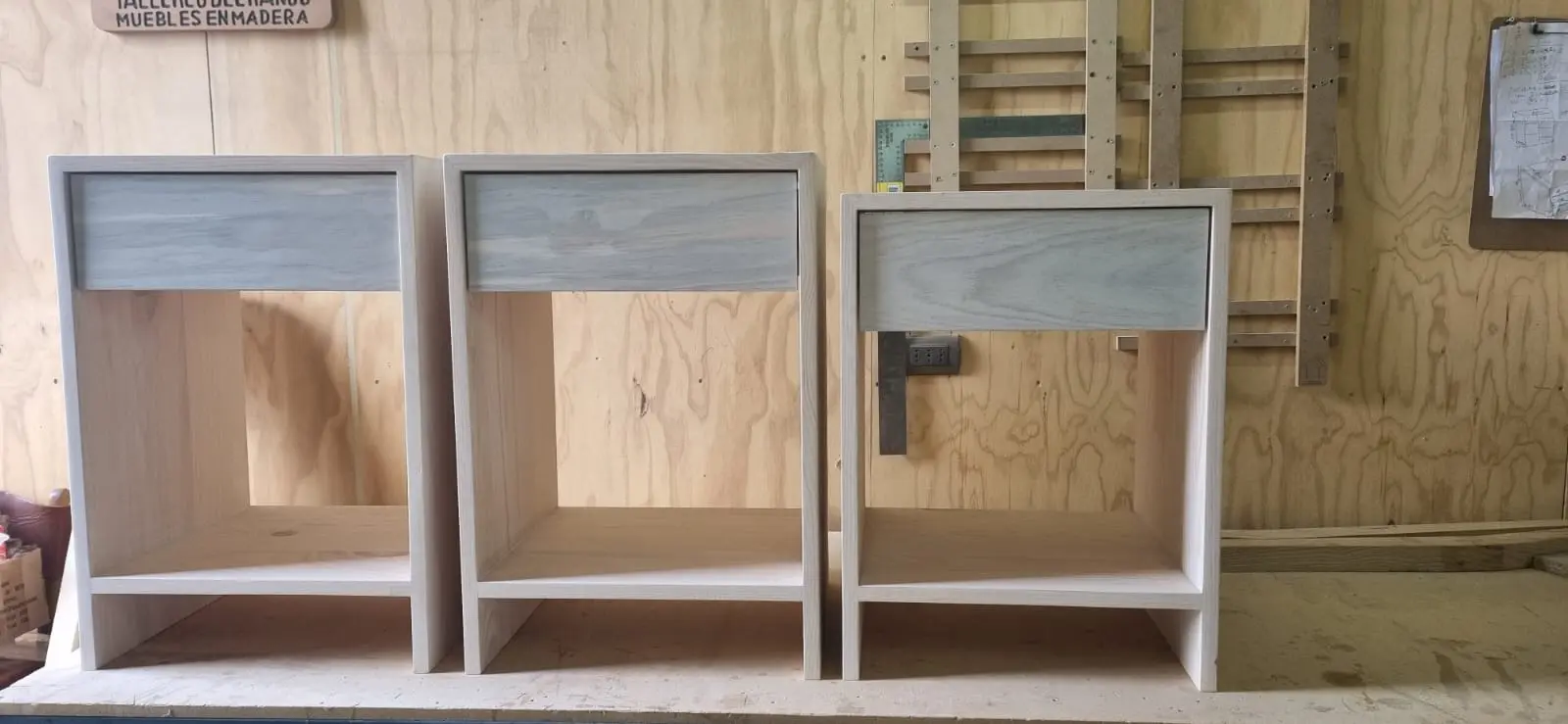 Juego de tres veladores con cajón en madera, terminado en gris claro