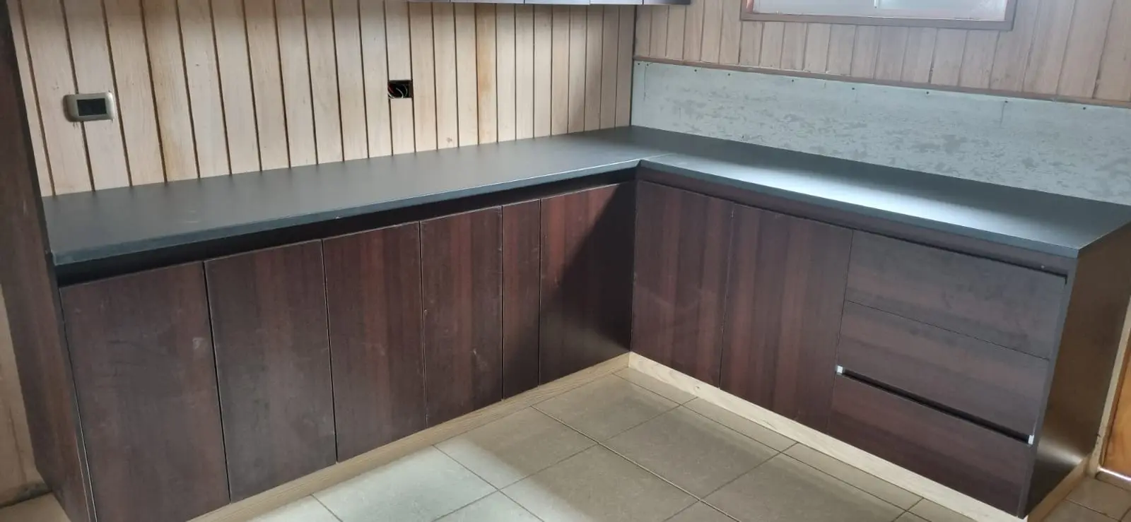 Cocina en madera oscura, instalación en Futrono