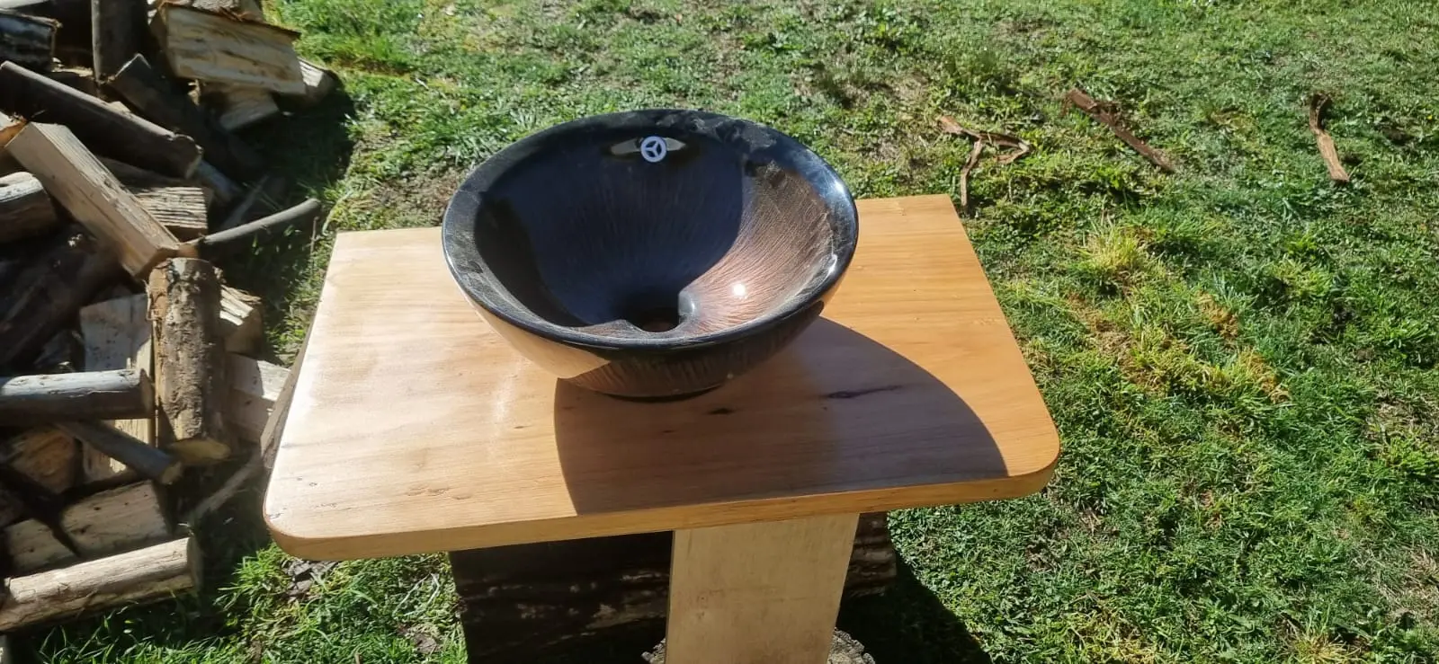 Vanitorio de jardín en madera nativa con bowl de cerámica negro mate, acabado natural