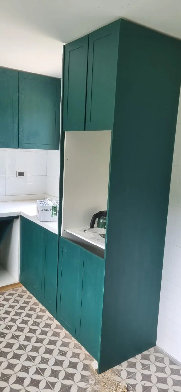 Cocina verde oscuro con cubierta clara, proyecto en Lago Ranco