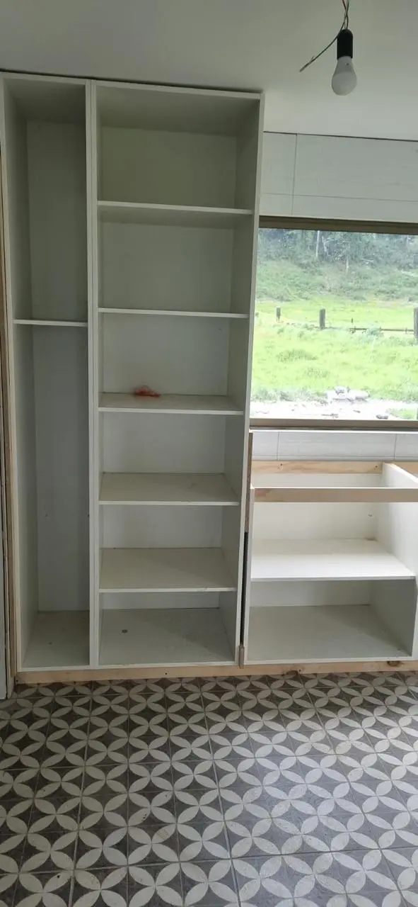 Cocina en azul gris con detalles en madera nativa