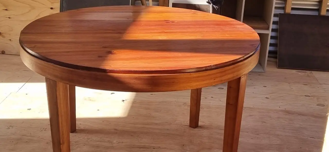 Mesa de madera maciza en restauración, detalle de veta