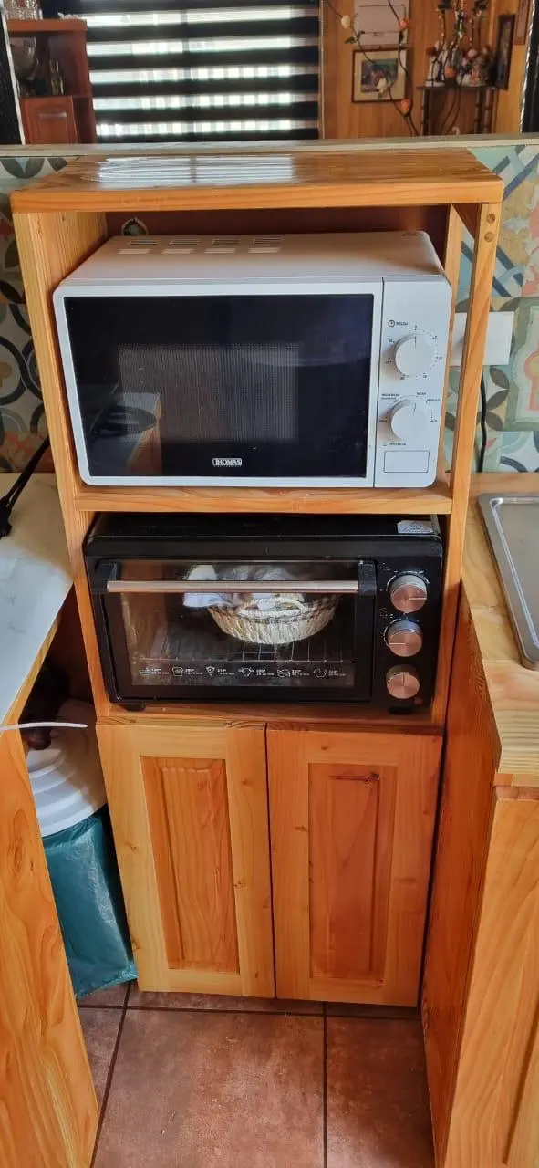 Mesa circular en madera maciza con acabado brillante