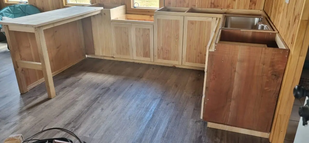 Cocina en madera clara con diseño funcional