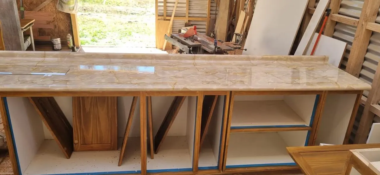 Mueble auxiliar en madera nativa, solución de almacenamiento